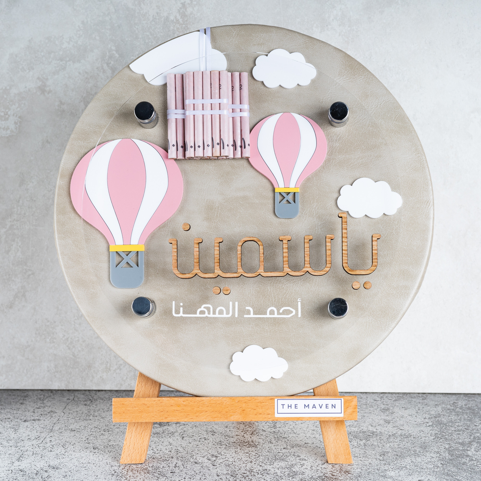 بورد الجلد مع المناطيد الوردية
