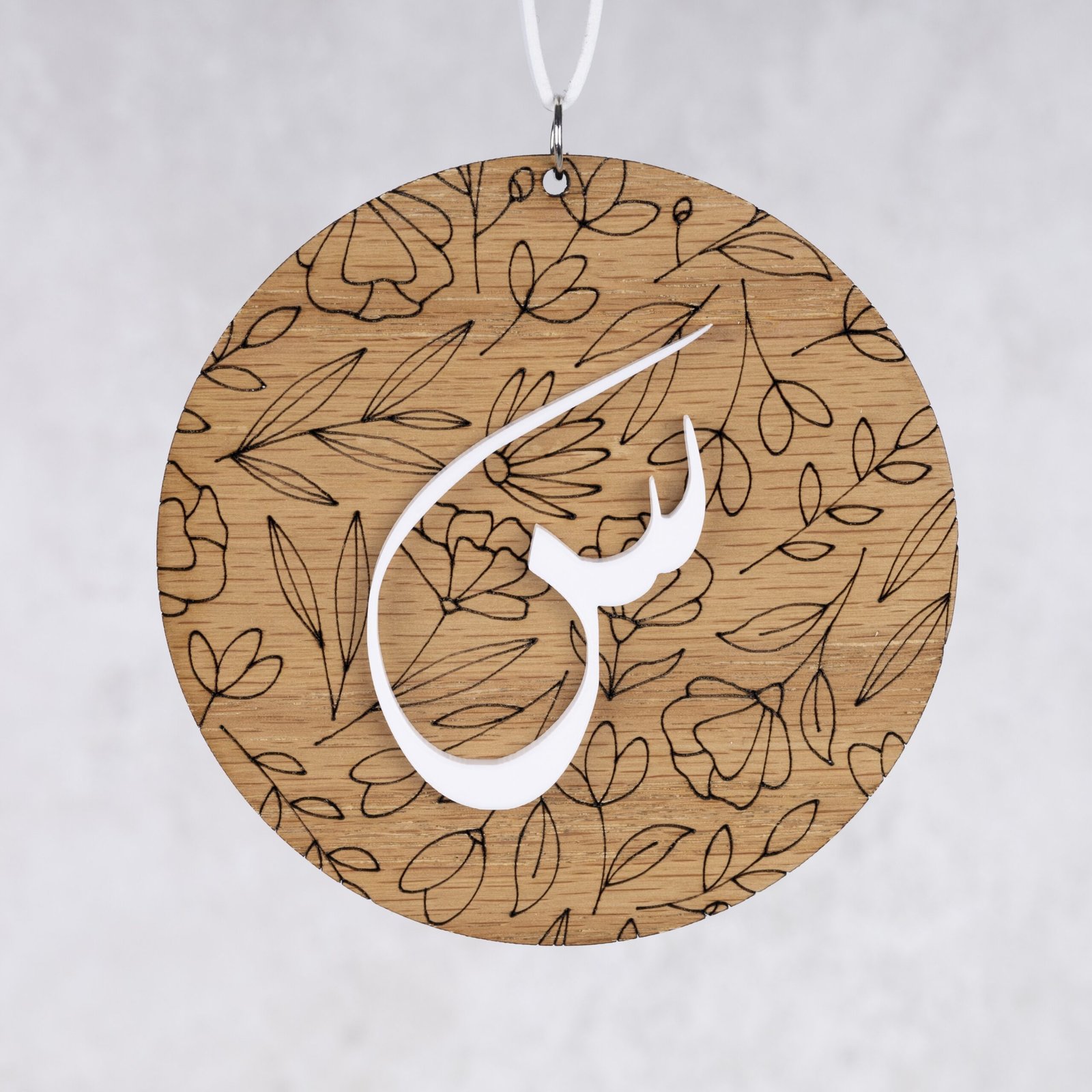 مدالية الورود الخشبية